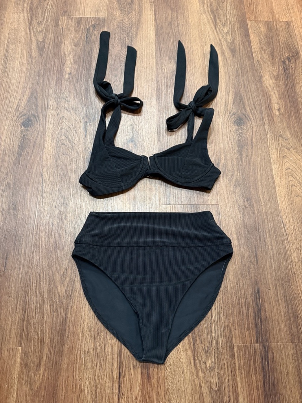New Beach Riot Bikini Set - Picture 4 of 6